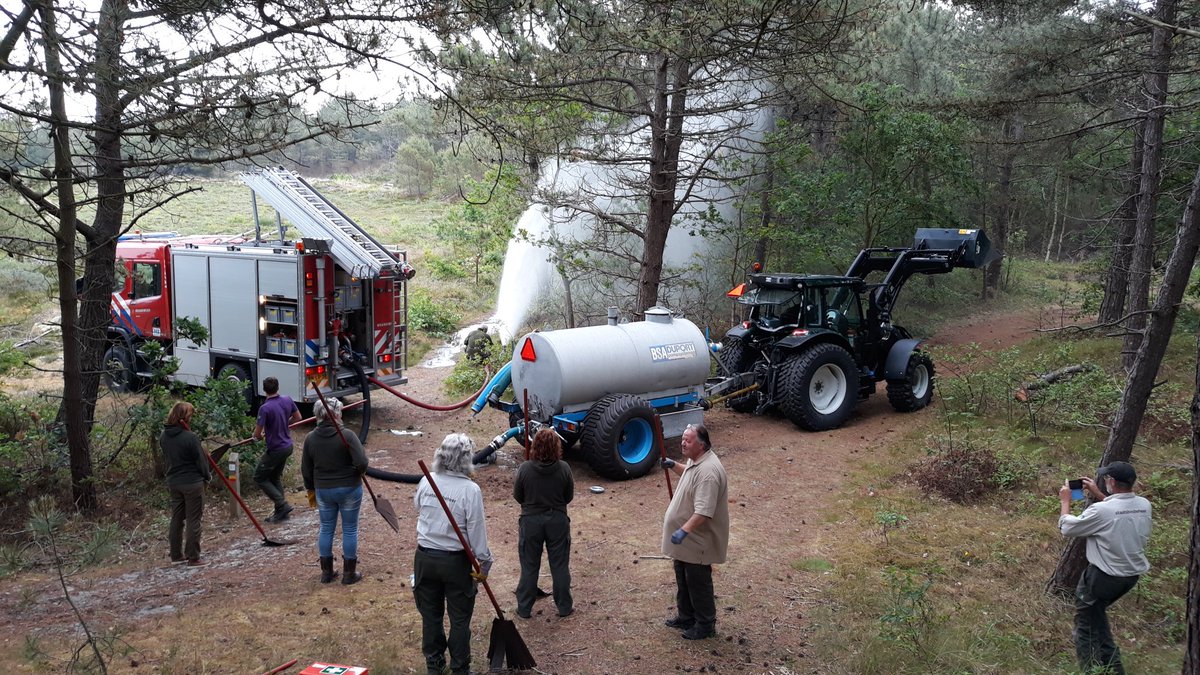 Zojuist met ons team <a href="/staatsbosbeheer/">Staatsbosbeheer</a> en <a href="/BrandweerFrl/">Brandweer Fryslân</a> #Vlieland oefening gedraaid met als casus natuurbrand. In een dergelijke situatie assisteren wij o.a. met watertransport en vuurzwepen. Samen sta je sterk. Leerzame ochtend met elkaar.