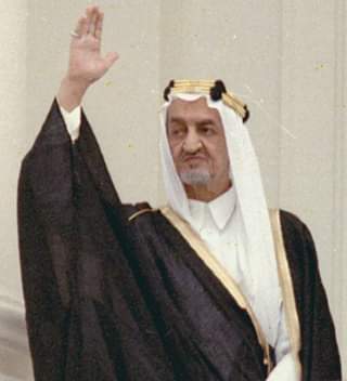 بالاخره در اول نوامبر ۱۹۶۴ پس از جلسه خانواده سلطنتی و روحانیون متنفذ، با فتوای "محمد ابراهیم آل شیخ" ملک سعود از سلطنت خلع و برادرش فیصل پادشاه شد.فیصل طبق وصیت پدرش "خالد" را به ولیعهدی انتخاب کرد /۸