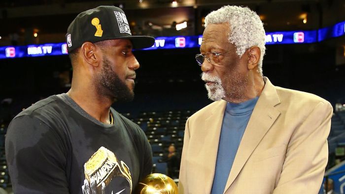Belki bugünün genç basketbolseverleri için Bill Russell, NBA'de final serisi sonunda adına verilen MVP ödülü teslim edilirken veya All-Star maçlarında Magic Johnson'dan LeBron James'e NBA yıldızlarının yanına gelip saygılarını sunduğu ihtiyar tonton bir dededen fazlası değil.