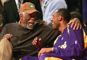 Belki bugünün genç basketbolseverleri için Bill Russell, NBA'de final serisi sonunda adına verilen MVP ödülü teslim edilirken veya All-Star maçlarında Magic Johnson'dan LeBron James'e NBA yıldızlarının yanına gelip saygılarını sunduğu ihtiyar tonton bir dededen fazlası değil.