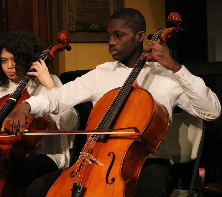 ajplusfrancais's tweet photo. Mouhamed Cissé, un talentueux violoncelliste de 18 ans, a été froidement abattu en pleine rue alors qu’il se rendait chez l’épicier avec un ami, près de son domicile à Philadelphie aux USA, six jours après la mort de George Floyd. À ce jour, personne n’a encore été interpellé. https://t.co/HbxNKz9Z7x
