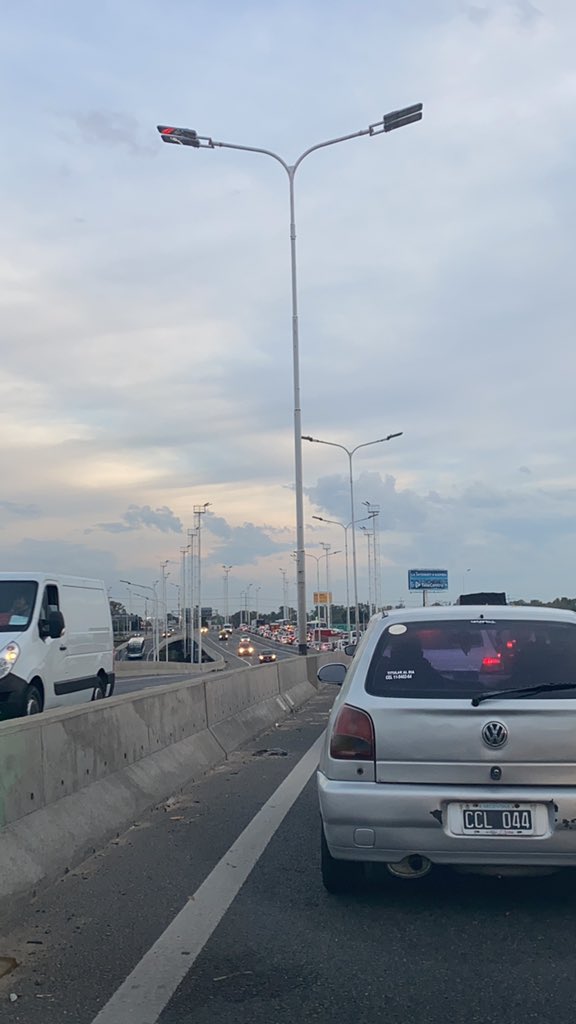 nubilis's tweet photo. Hoy se pasa un poco más fluido #puentelanoria sentido caba está cargado pero avanza @jotaleonetti @solotransito https://t.co/uDCV80ZeFI
