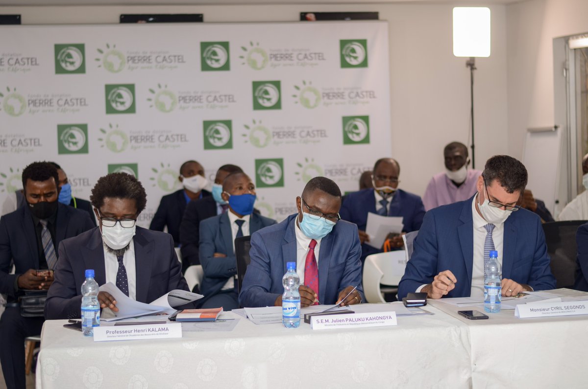 FdsPierreCastel's tweet photo. 👏👏👏Félicitations à Christian SONGWA et Grégory ANGBOMA, les 2 finalistes du #PrixPierreCastel RDC 🇨🇩2020. Ils présenteront leur projet le 06 Juillet 2020 devant le Grand Jury de Bordeaux, présidé par M. Pierre Castel.
https://t.co/sTVq8d8Vsz https://t.co/3fMs3RGnwF