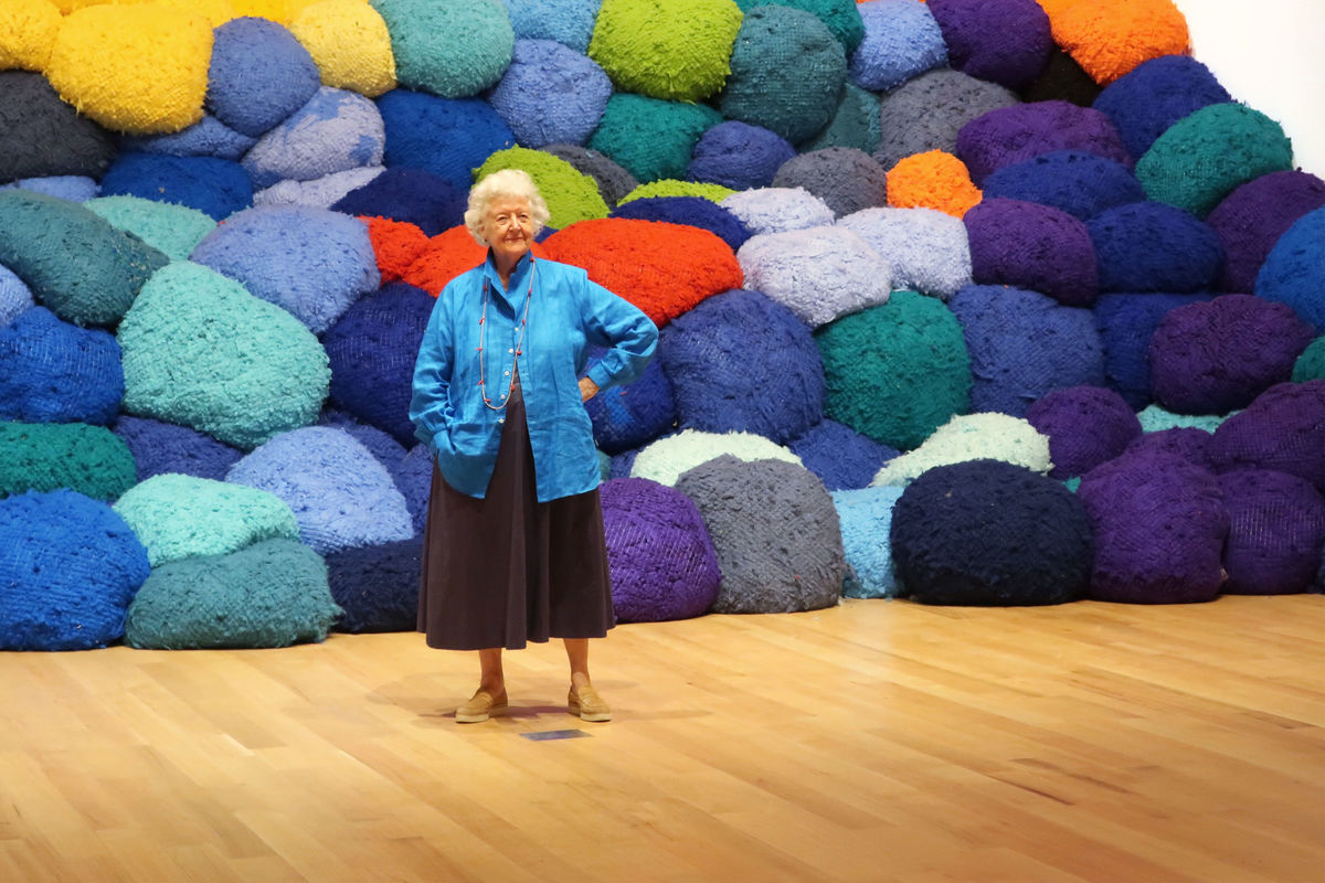 For those of you who are unfamiliar with Hicks, i'll give a brief bio first. Born in Nebraska in 1934, Hicks now lives and works in Paris. She is known for her innovative and experimental weavings, as well as sculptural textile art.