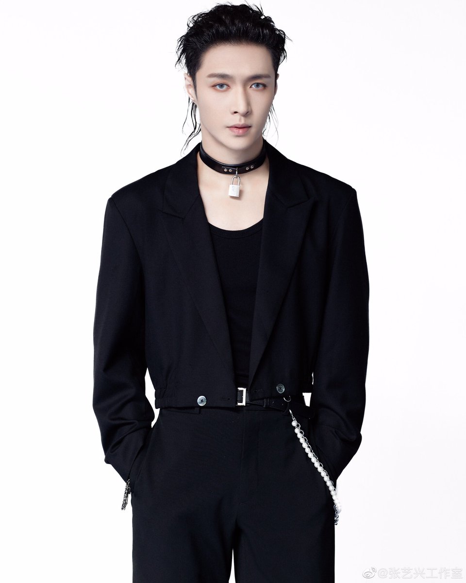 solojiashuai's tweet photo. yixing on wb: see you soon ❤️ 
WHILE LOOKING LIKE THIS IS THIS MF INSANE https://t.co/H7Vbo5RV62