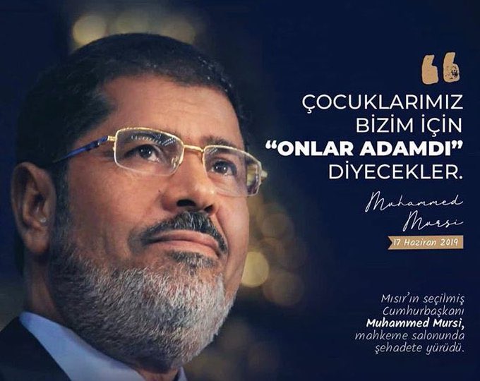 "Yaptığımız her amelin gayesi Allah içindir. Allah yolunda şehit olmak en büyük arzumuzdur."

Mahkeme salonunda Hakk'a yürüyen, Mısır’ın seçilmiş ilk Cumhurbaşkanı #MuhammedMursi’yi vefatının sene-i devriyesinde rahmetle anıyorum. Mekanı cennet olsun.