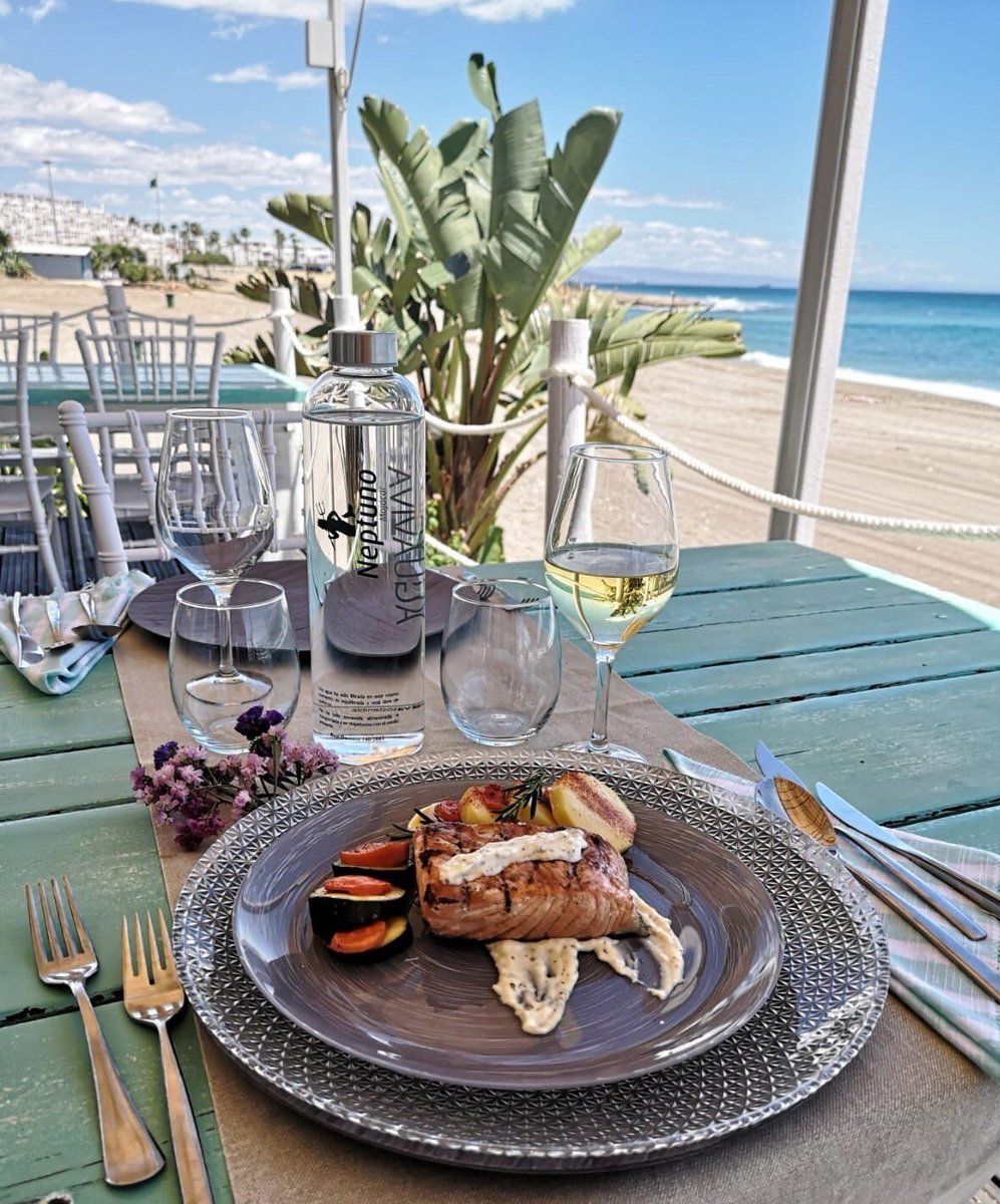 neptunomojacar's tweet photo. Hoy me apetece un buen filete de lomo de atún a la brasa, me gusta poco hecho, y con su picada fresca por encima y estás vistas... me lo pongan para llevar!!
https://t.co/hKUvgIEfi5
#eligemojacar
#neptuno #mojacar #almeria #mojacarplaya #restaurantes #mojacarbeach #beachclub https://t.co/YZUZxth72I