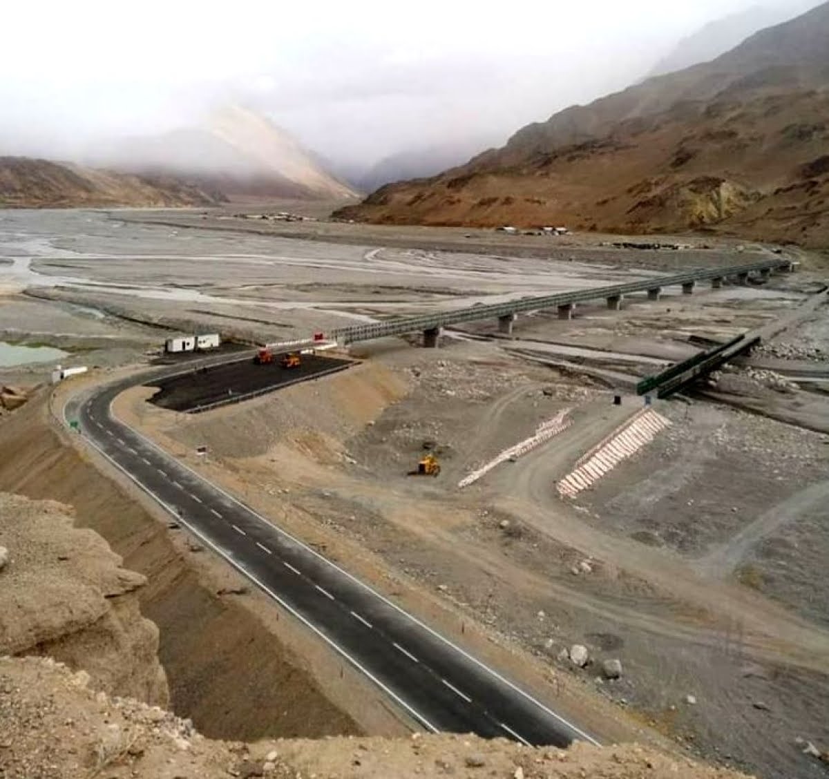 7) Why  #IndiaChinaFaceOff now?Because China is worried that if India completes all 61 border roads by 2022, it won't be able to bully. India built the highest bridge in Ladakh.China pushing westward on Pangong lake (beyond finger 6), and encroaching Galwan for this only.