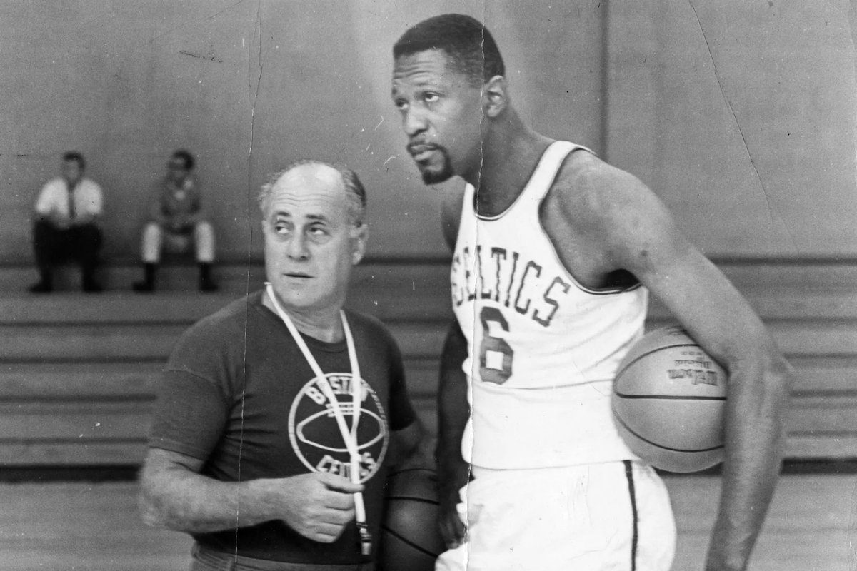 Bill Russell ayrımcı Louisiana'da geçen çocukluğu yüzünden beyazlara karşı hep gardını koruyordu. Takım arkadaşları ve koç Auerbach'la aile gibiydi ama onun dışında hiçbir beyazla sosyal ilişki kurmuyordu.