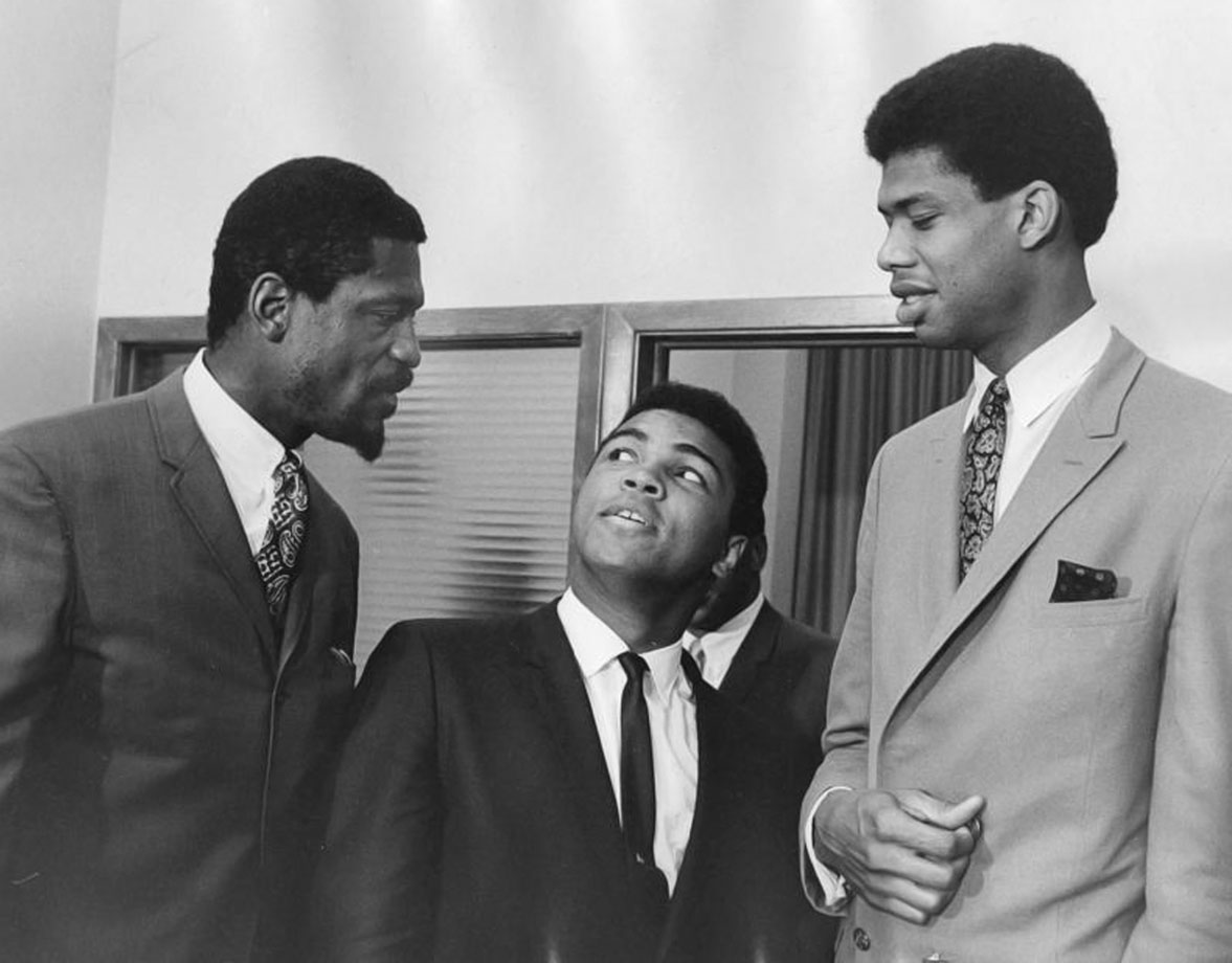 1965'de siyahların oy verme hakkı elde etmesi için yapılan girişimde ön saflarda yer tutan Russell, 1967'de Muhammed Ali'nin Vietnam'daki savaşa karşı çıkıp askere alınmayı reddetmesinden ötürü bokstan el çektirilmesine Ali'yle birlikte direnen isimlerdendi.
