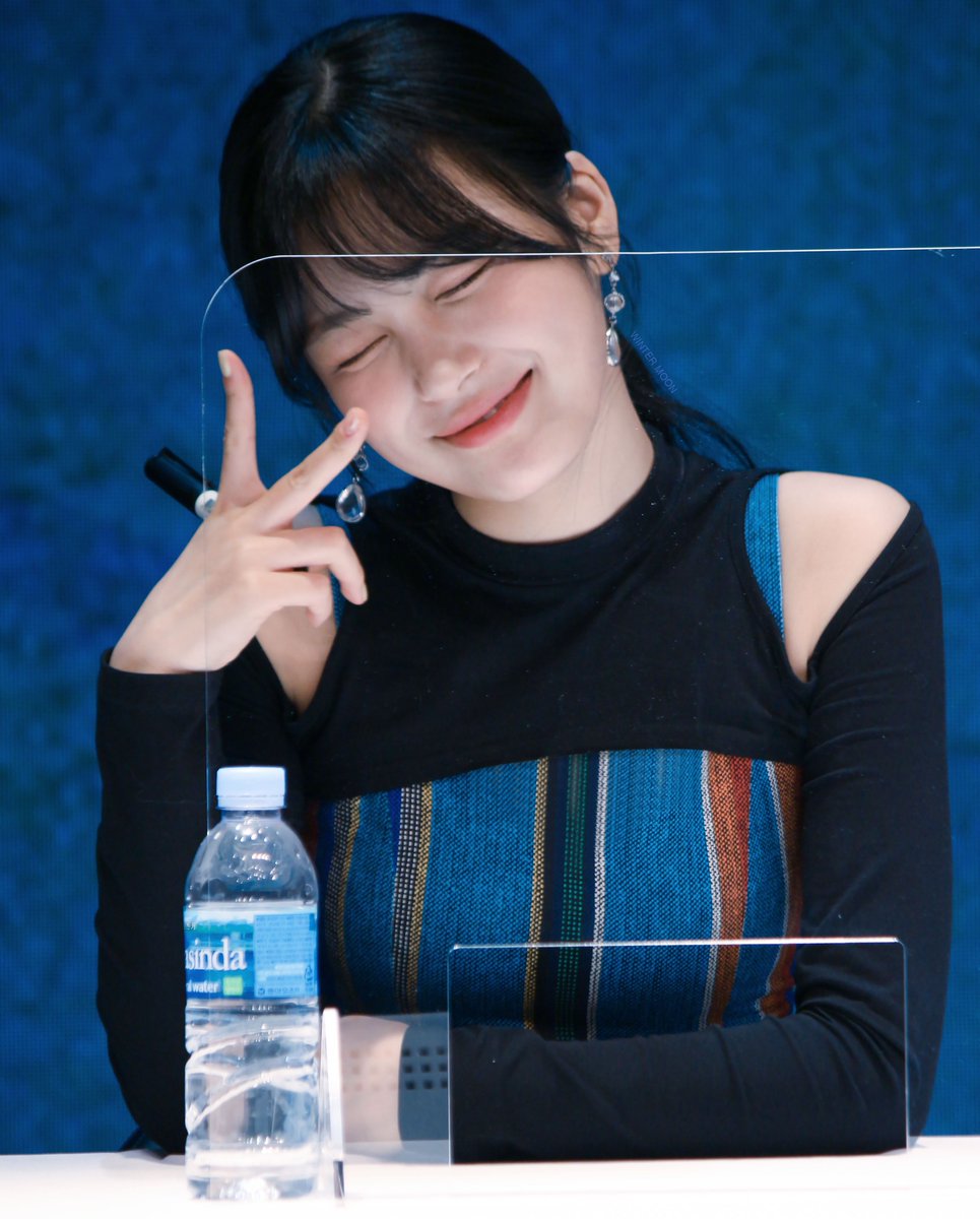 Winter_M00N's tweet photo. 200524 용산 팬싸인회

아크릴 판 너무 싫어😥

#버스터즈 #Busters #지수 #정지수
@Busters_idol https://t.co/IxhuJUERiH