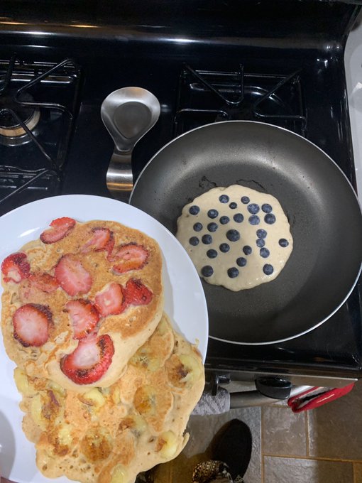 I&rsquo;m making breakfast for the boy who spent the night. I&rsquo;m posting the vid on https://t.co/NRXcQPrisF<a href="/tag/newprofilepic"class="tags"><span>#newprofilepic</span></a>
