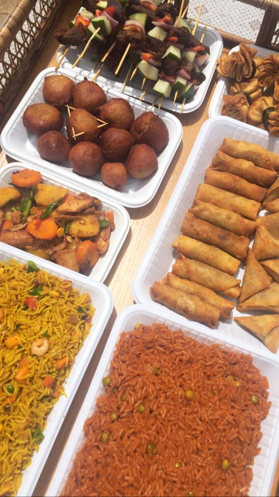 thobellaz's tweet photo. Good afternoon Yummy people...
Yes, feel free to lick your screen😁😁
Incase you are wondering, we do Food trays. 
This tray of Premium yumminess is off to make someone's birthday a memorable one...
All these could be yours if you order. https://t.co/TwbfSXsu8r