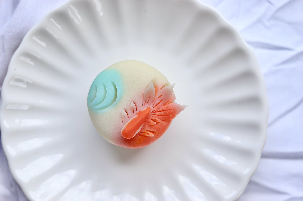 和菓子職人 土屋 タダヒロ 金魚 きんぎょ 室町時代から愛玩として上流階級の間で飼育されていましたが 江戸期には一般市民の間でも流行し人気を博しました 明日の山形内で放送されるピヨ卵で和菓子youtuberとして出ます この和菓子の作り方も紹介し 和菓子職人 土屋 タダヒロ 金魚 きんぎょ 室町時代から愛玩として上流階級の間で飼育されていましたが 江戸期には一般市民の間でも流行し人気を博しました 明日の山形内で放送されるピヨ卵で和菓子youtuberとして出ます この和菓子の作り方も紹介し