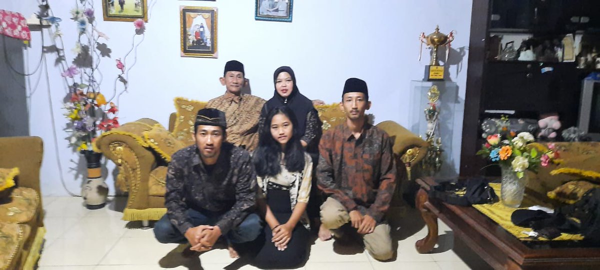 Kumpul di gunungnya nanti ya yg penting kumpul sama keluarga dulu. Jangan biarkan damai ini pergi, jangan biarkan semuanya berlalu syalalalala~~~~~