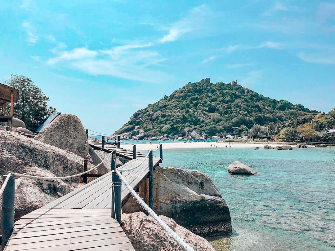 Een prachtig uitzicht over Koh Nang Yuan… Welk uitzicht in Thailand vind jij het mooist? Laat het weten in de comments! 👇🏽

Foto: postcardsfromkrit
