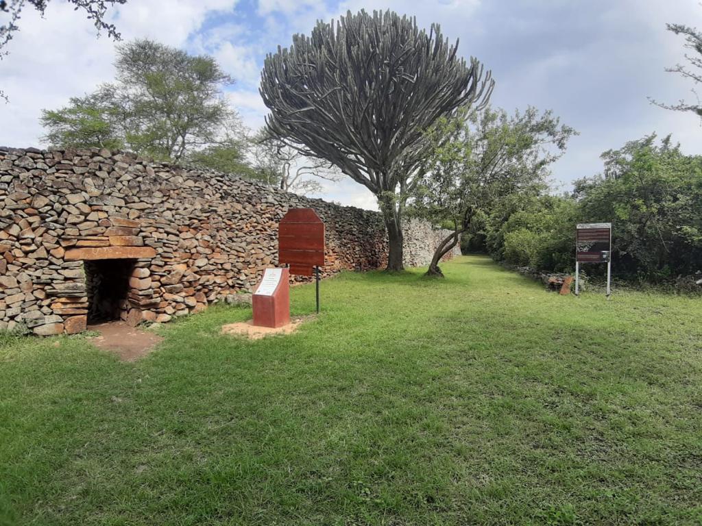 vivian_kobe's tweet photo. In this Country, they are only 7 and Western Kenya is the home of 1. This weekend, get to know more about @WesternKenya sites & sound from @viba_explore; the less known beauty that is #Magicalkenya
#makingdigitalwork254 #heritage #ExploreKE #TrulyAmazing #TravelTomorrow https://t.co/r4t1RMDVac