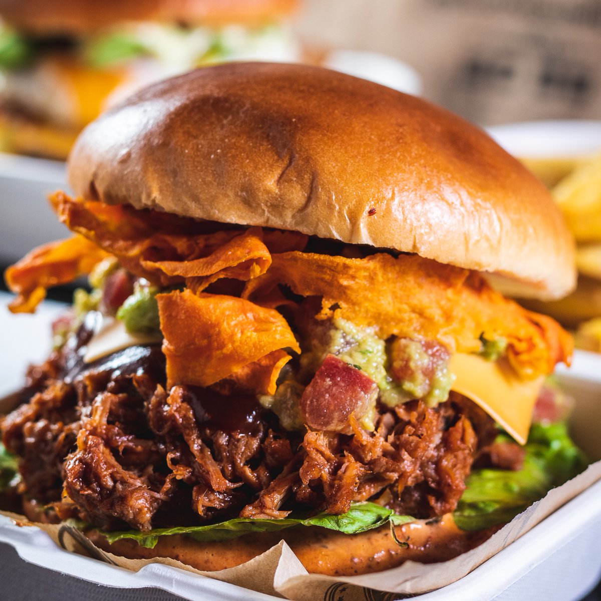 Cuando te hablan de PULLED PORK y te sientes expert@ en el tema ❤️❤️🍔🍔. Menciona a tu compi con el que tienes pendiente una así 👇🏼.
.
.

#burger #burgerlover #anauco #anaucogourmet #anaucolovers #anaucoporn #soymuytop #estoyrellenodeamor #tanbuenaporfueracomopordentro…