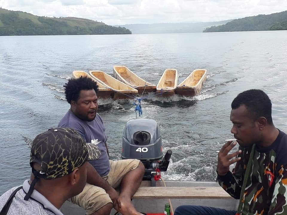 frakhasatu's tweet photo. Kegiatan kepala kampung yoka hari ini...mengantar sampan utk warganya guna menjala ikan di danau sentani...
#kepalakampungteladan https://t.co/sGEYORu7MR