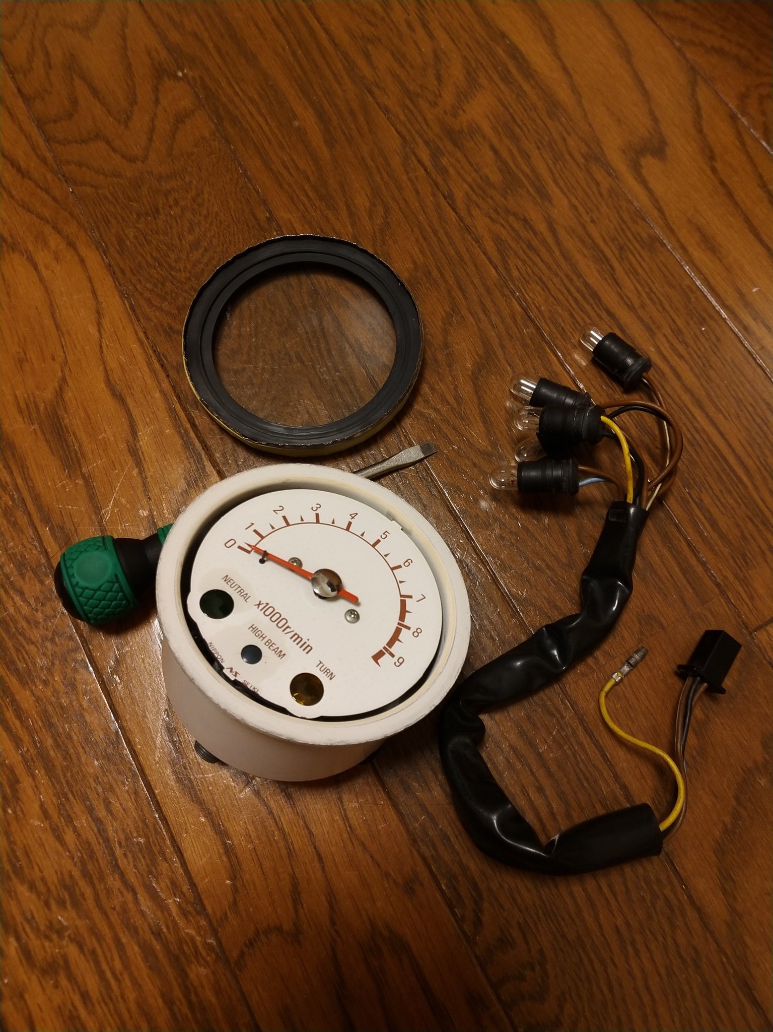 紫sr 酔っ払ってやるもんじゃないシリーズ メーター分解君です 笑 Srメーター分解 スピードメーター タコメーター バイクメーター分解 Sr400 Sr500 メーターリング ちゃんと戻せるか不安だから練習する T Co Gplltqjl47 Twitter