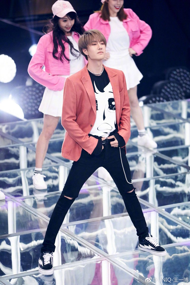 180428 Episode 2 [Look 1] - Pick Me (PD101 Theme Song)—he only changed his blazer really but