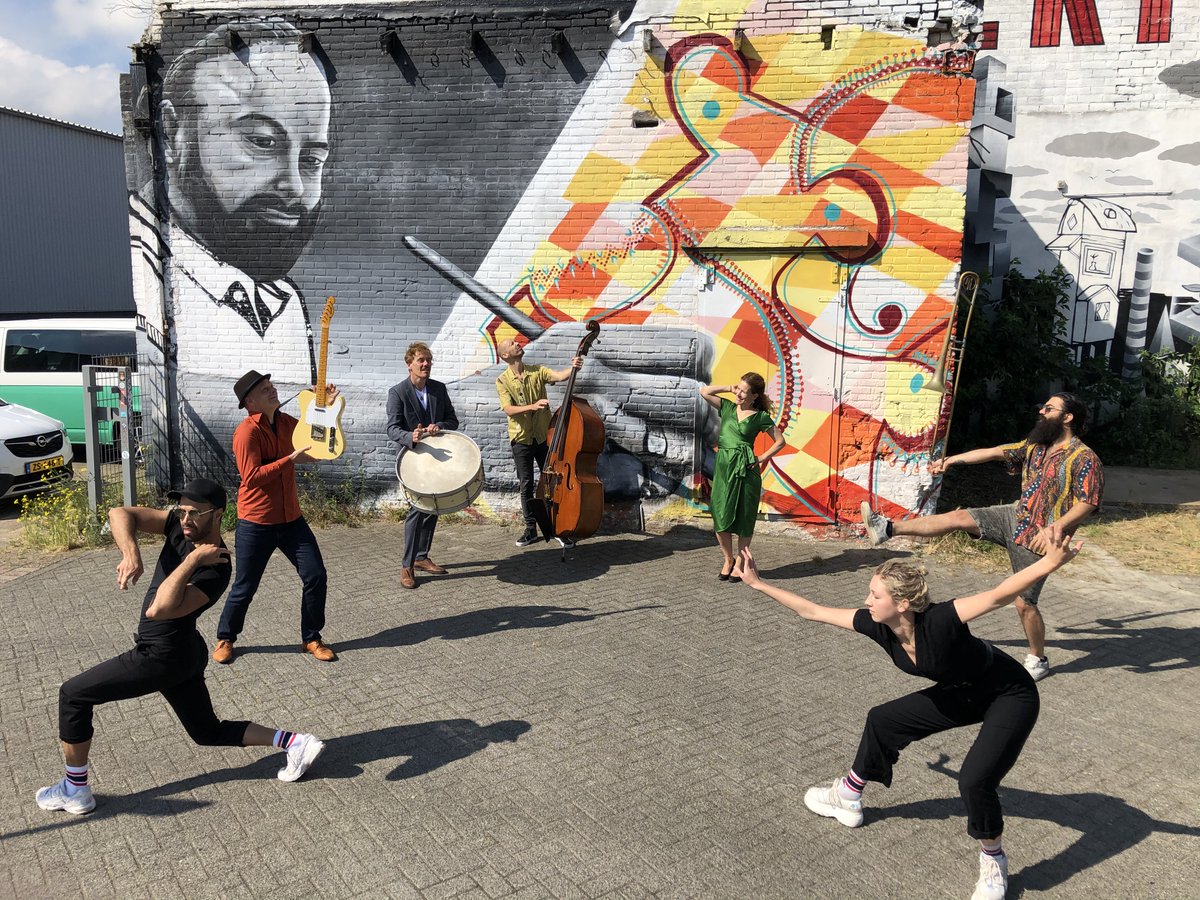 Jazz op de Stoep is een concertreeks die met een vast ensemble van topmuzikanten en dansers langs verzorgingstehuizen in Rotterdam reist om bewoners op te vrolijken.

Om ieders veiligheid te waarborgen is publiek van buitenaf helaas niet toegestaan.