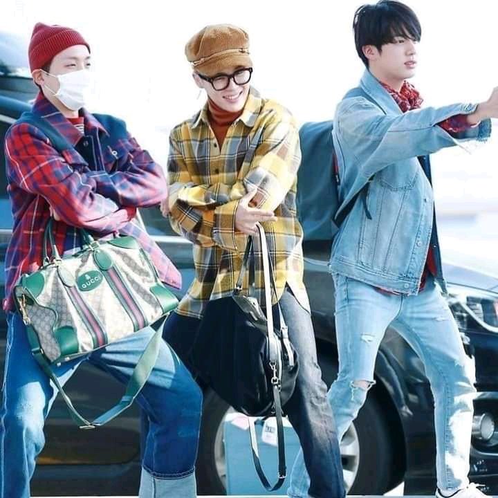 shookkiieee's tweet image. Bringing back their punishment outfit in the airport