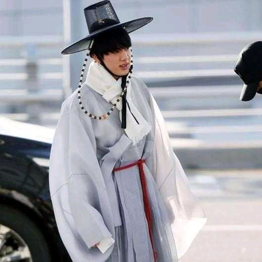 shookkiieee's tweet image. Bringing back their punishment outfit in the airport