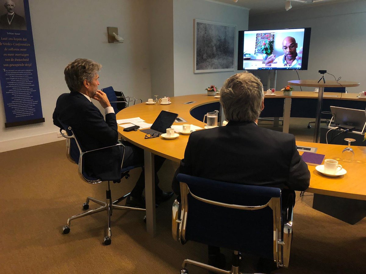 Leidinggeven in tijden van Covid-19. Welke uitdagingen zijn er en wat leren wij ervan? Digitaal ontstaan er samen met onze partners allerlei nieuwe ideeën en initiatieven. We spraken hier met een locatiemanager vh <a href="/COAnl/">Centraal Orgaan opvang asielzoekers (COA)</a> en een medewerker vd <a href="/RvdK_minjenv/">Raad voor de Kinderbescherming</a> over zelfsturende teams.