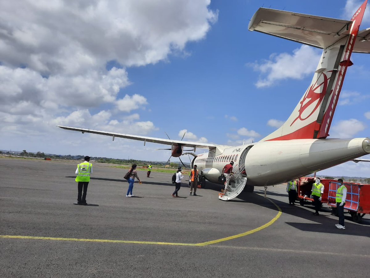 aaikolhaairport's tweet photo. #IndiaFlyBack #aaiKolhapurAirport
Numbers upto #Day24th(17-6) till 1645 Hrs, after resumption from 25-05-2020
#ARR__61, #PAXs__1058 handled
#DEP__61, #PAXs__1381 handled
#Total Flights #movements__122
#Total Nos. of #PAXs__2439
#Followed SOPs,GoI COVID19 Rules & Norms. https://t.co/67Dse6CINH