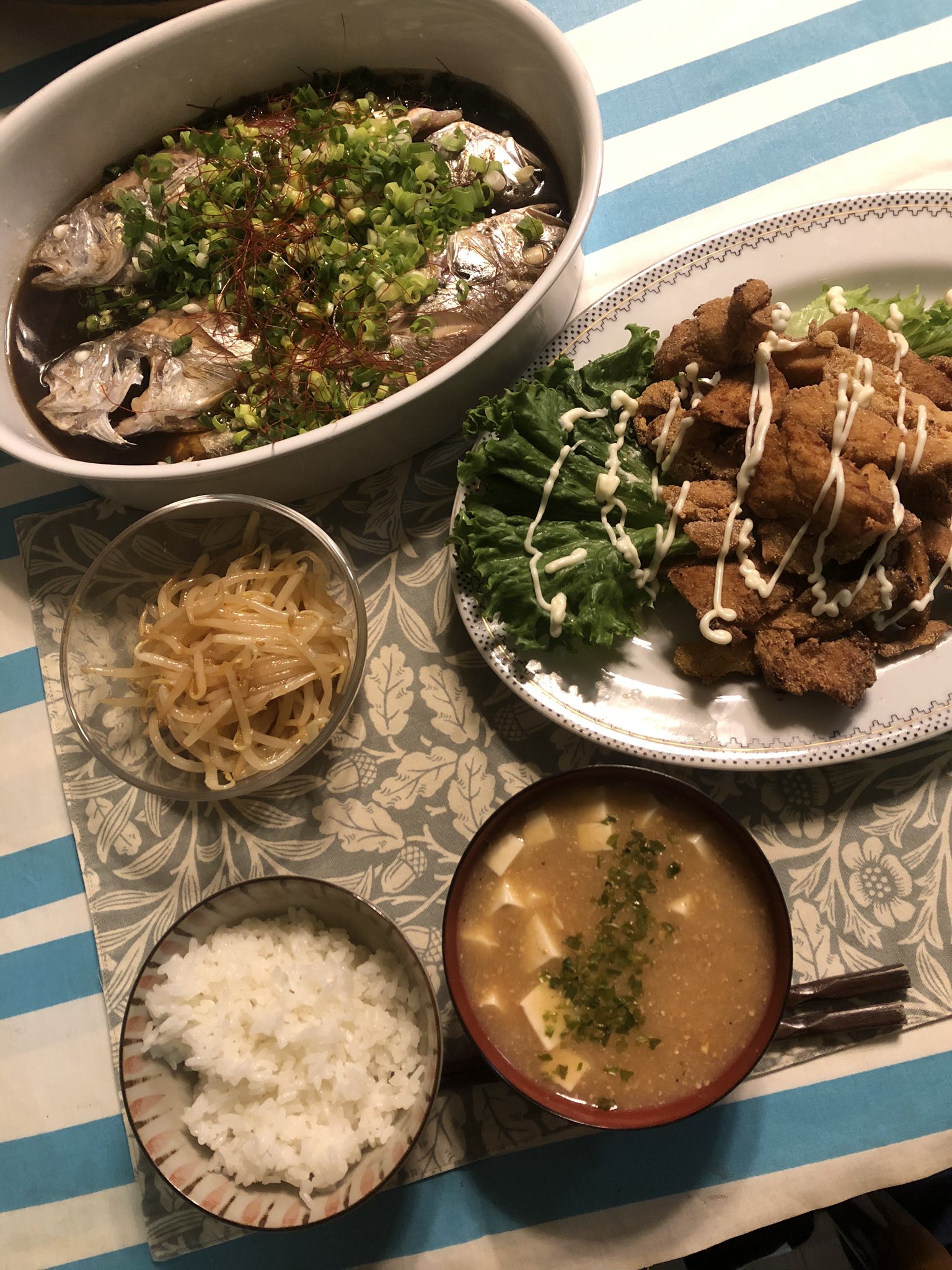 Masami K うみうし 晩ごはんログ イシモチ の中華だれ蒸し 鱗と内臓が処理してあるおさかなは助かるわー 付け合わせのモヤシは茹でてタレで和えただけ もう一品は鶏胸肉の唐揚げ 衣はコーン粉にしてみたよ 味噌汁の具は豆腐とすりおろしじゃがいも