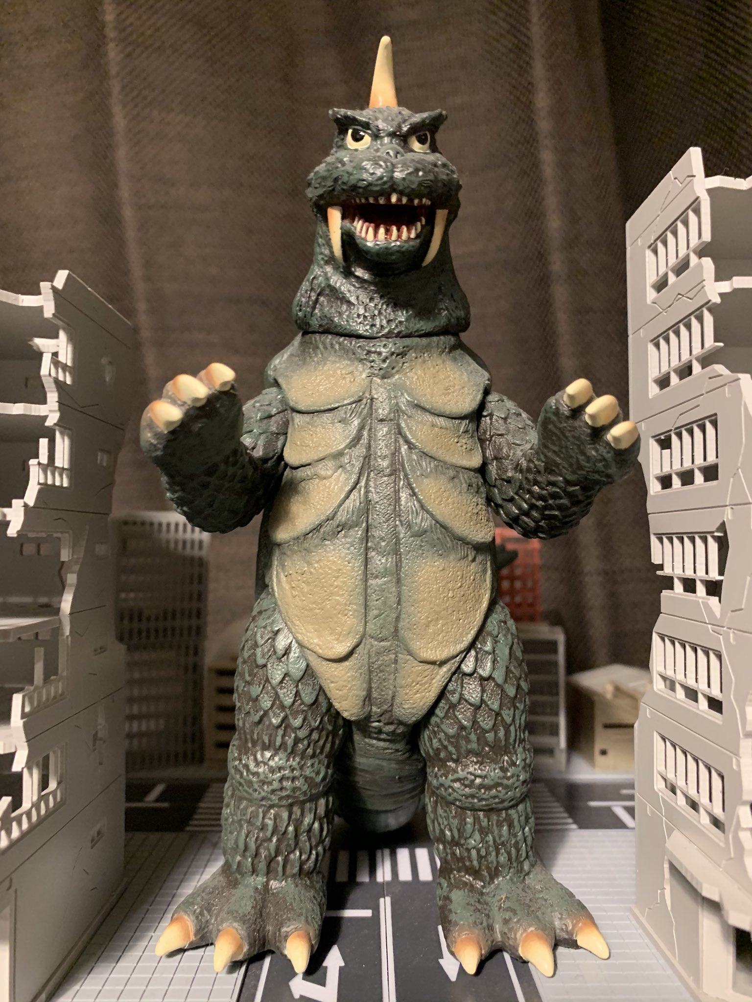 Twitter 上的 774yumenokatamariノナカノヒト ゴメス これまた良い造形 ウルトラ怪獣シリーズなのに ゴジラ的な怪獣が二匹もラインナップされてるのは如何と思いますが ムービーモンスターと大きさ違うし と思ってたら ムビモンも800サイズになってしまいました