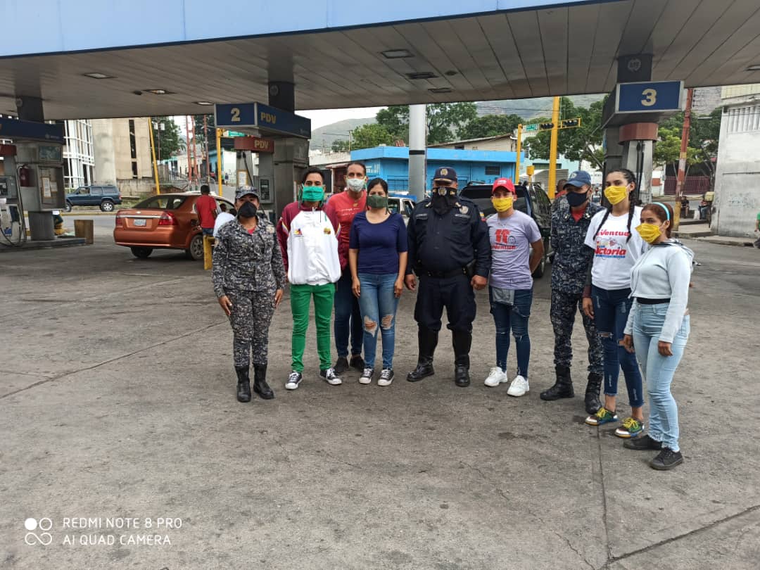 caraboboMRT's tweet photo. La alianza perfecta esta en la calle. Jovenes #Tupamaro en Carabobo nos sumamos al #PlanVictoria para garantizar el suministro efectivo de la gasolina al pueblo venezolano.
@HipolitoMRT2
@WBenavides_MRT
#TUPAMARO https://t.co/bWh6iik8QY