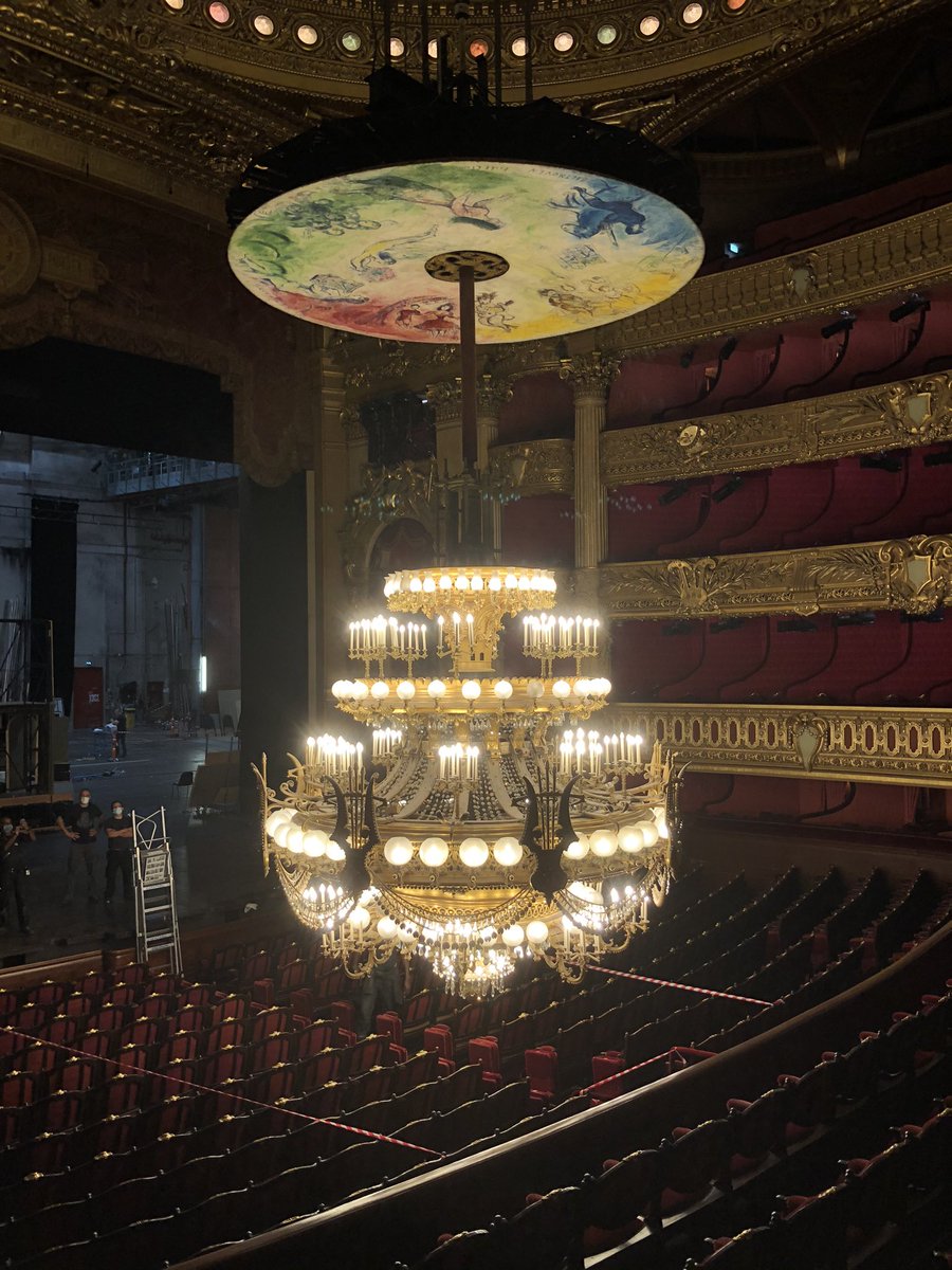 StrudelCoplo's tweet photo. Moment rare , la descente du lustre du Palais Garnier  #operadeparis, #palaisgarnier https://t.co/f4AM1Tx7dP