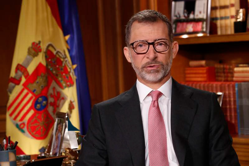 carvalladolid's tweet photo. Bill Gates dará el discurso de Navidad de este año controlando mediante un nanobot a Felipe VI https://t.co/OthPpt8ZMC