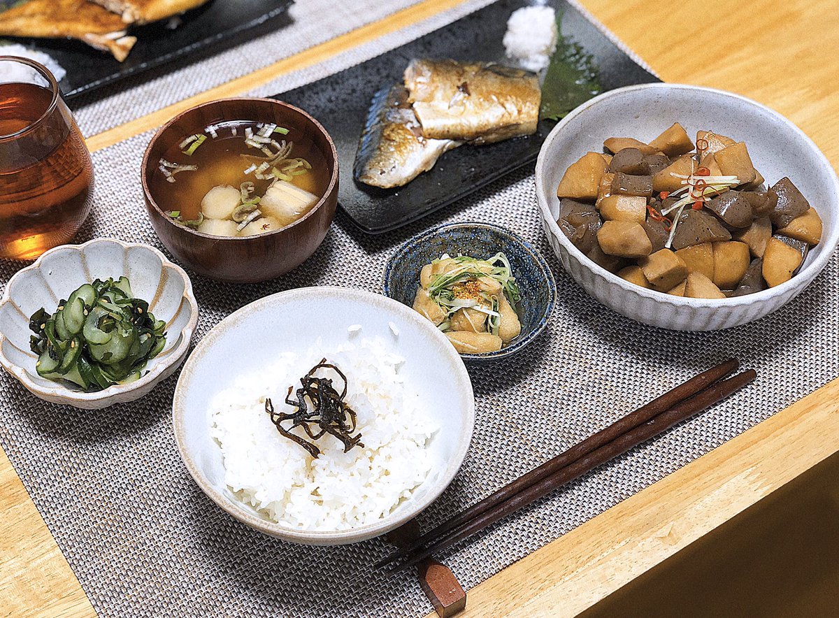 手取り15万夫の専業主婦が本気出した月食費1 5万円の食卓が豪勢 この品数は凄い 見た目の彩りもよい 他 Togetter