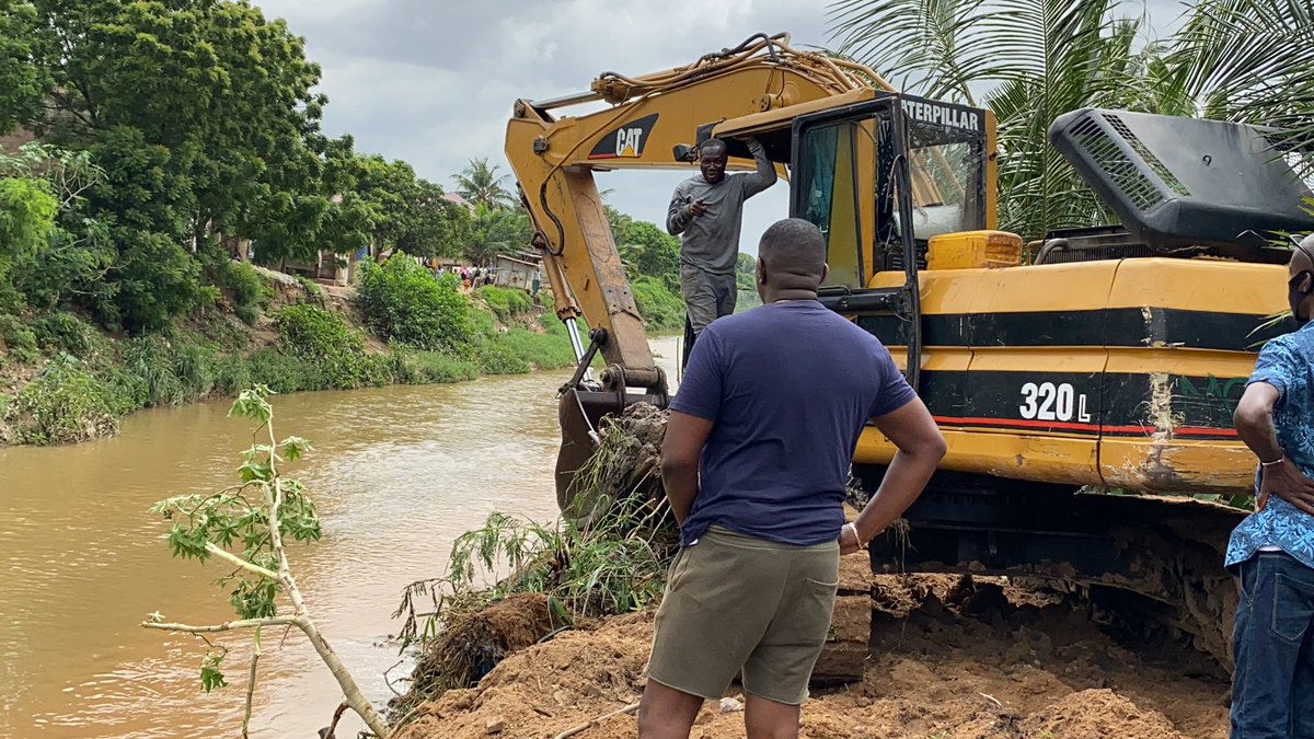 johndumelo's tweet photo. The community in West Legon complained to me about flooding and I decided to help by deploying excavators to dredge the drains there. After 3 continuous days of dredging the site, Ayawaso West Municipal Assembly has ordered me to stop but I still Dey 4 my people. #wemove #idey4u https://t.co/kfZBI991x0