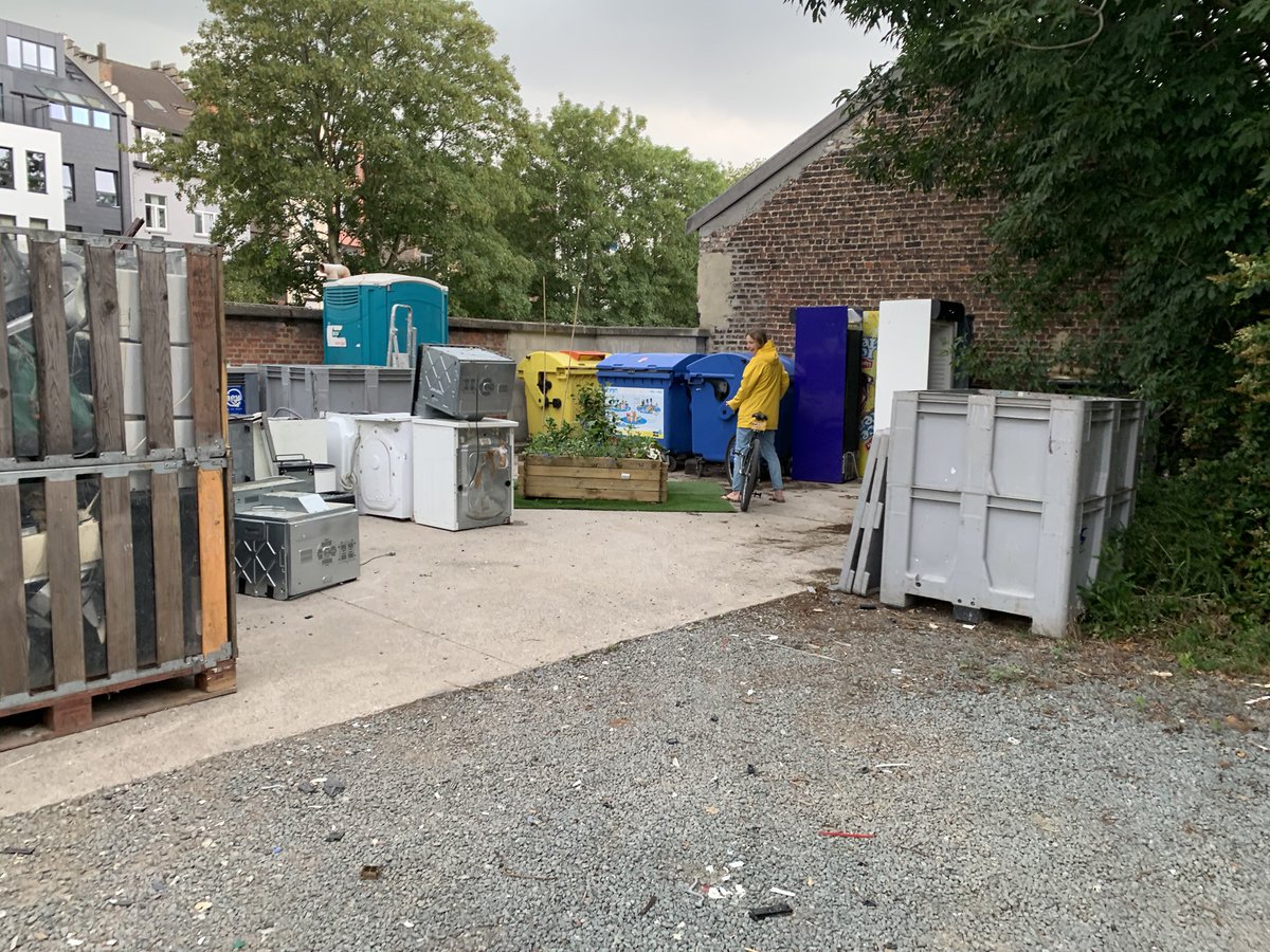 citizen_garden's tweet image. I’ve been found! Here at the communal waste place. They brought me here at 5am. They had to be 5 people to take me. What a waste (of time). Unbelievable.