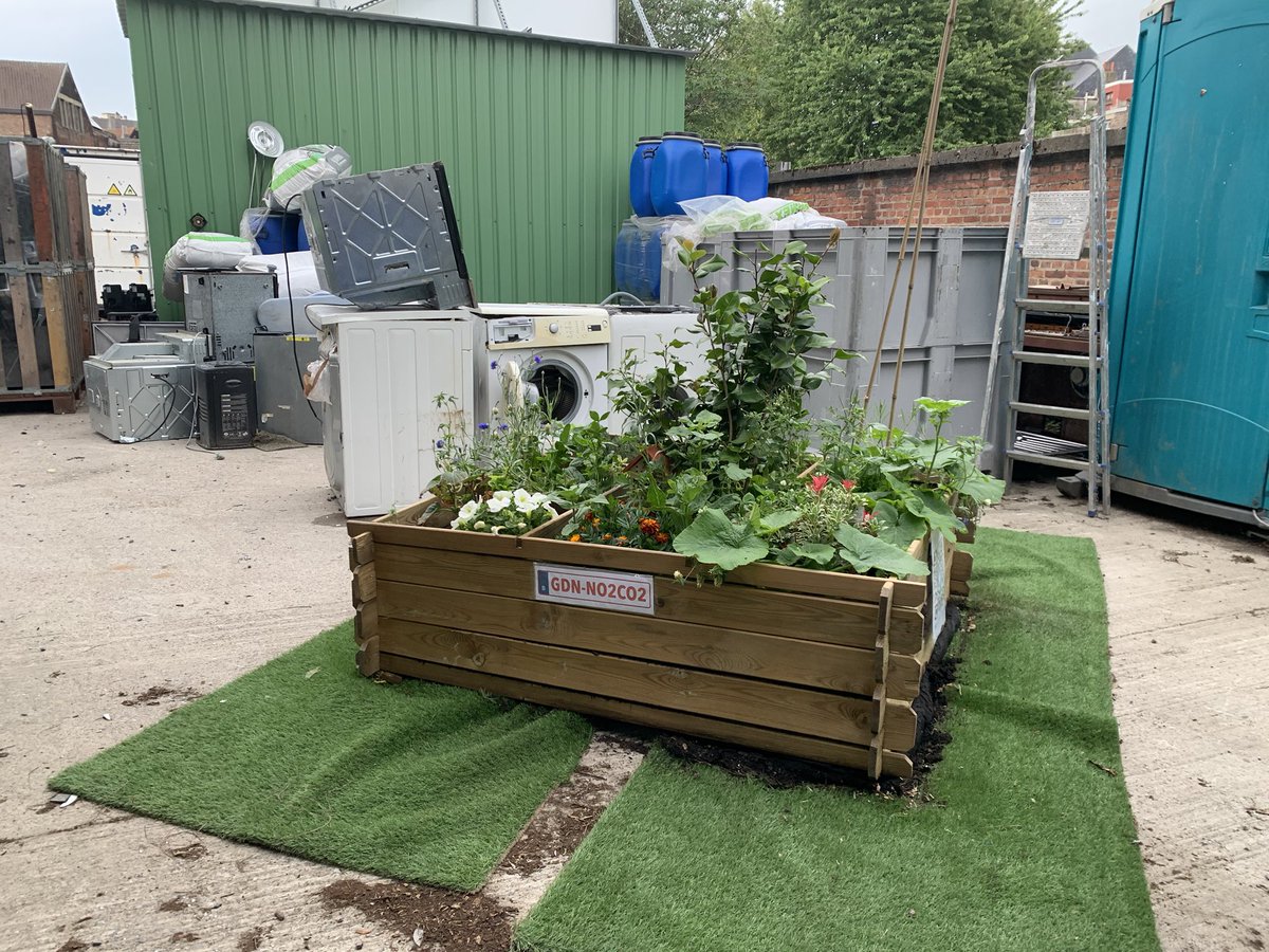 citizen_garden's tweet image. I’ve been found! Here at the communal waste place. They brought me here at 5am. They had to be 5 people to take me. What a waste (of time). Unbelievable.