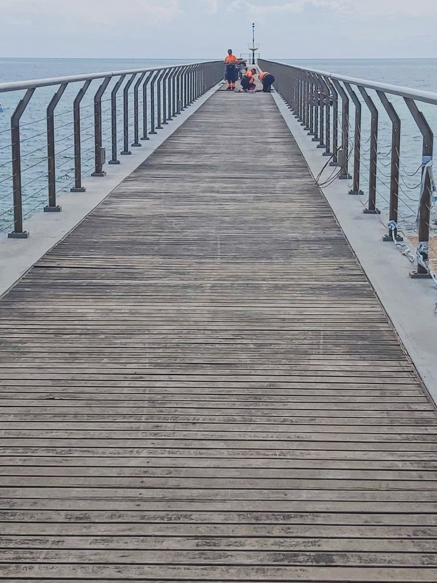 AlberchSA's tweet photo. ⚒ Comença la restauració del Pont del Petroli que va quedar tan malmès pel temporal Glòria⠀
⠀
Hem de cuidar les icones de la nostra ciutat! 💪🏼⠀
⠀
Reparació de la passarel•la de fusta massissa d’Ipe⠀
⠀
#badalona #pontdelpetroli #fusta #ipe https://t.co/aJVLWZ9Lh0