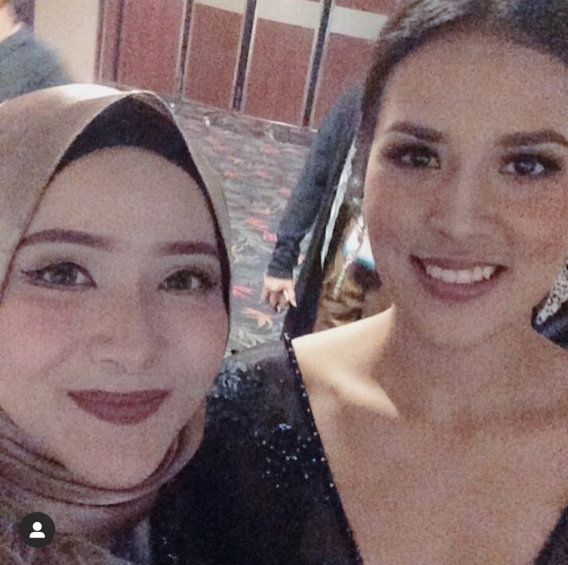 Salah satu penyanyi panutan aku ini <a href="/raisa6690/">Raisa Andriana</a> . Sampe kalo nyanyi mesti improve nya ngikutin dia. Hehe. Sengefans ituuu~
Dann seneng bgt, 2017 pertama kali ketemu raisa waktu konser bareng Wardah di JCC ♥️ semoga next time bisa ketemu lg atau siapa tau bisa duet bareng uwuwuw~