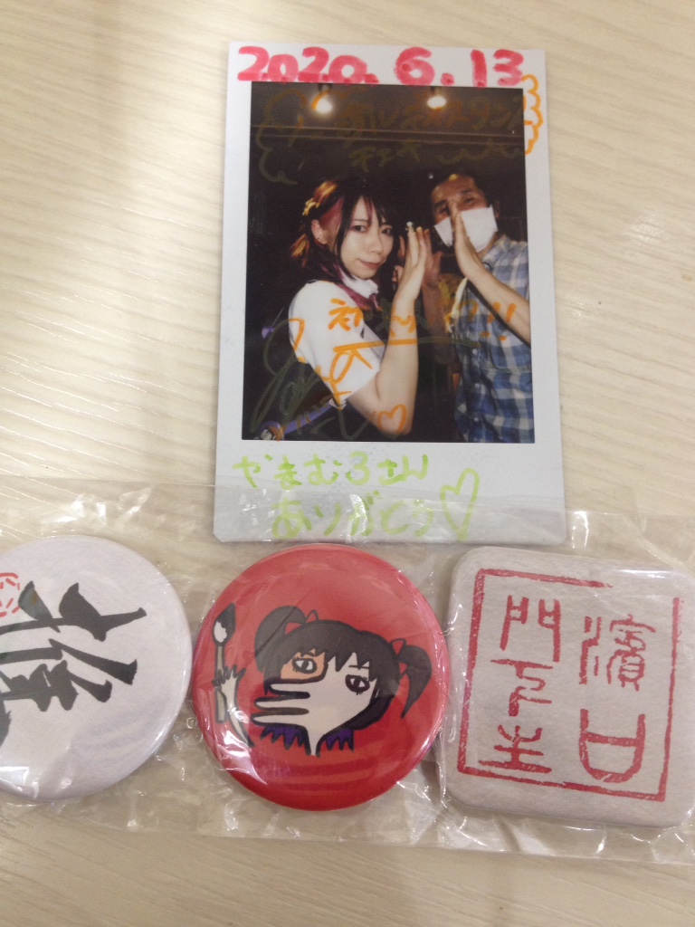 newwankusama's tweet photo. 昨日の戦利品、ハンナツーショット&amp;生誕バッヂセット
しんぴかの事を覚えているってだけでありがたいのよ貴女は https://t.co/q1osKjoqGj