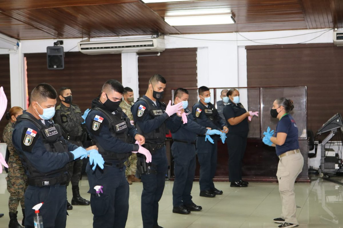 MinSegPma's tweet photo. ¡Unidos Lo Hacemos! 🇵🇦Agradecemos al personal del @MINSAPma por la capacitación que impartieron a nuestras unidades de la Fuerza Pública, sobre la utilización correcta de los equipos de bioseguridad, para la lucha contra el #Covid19.🇵🇦 #ProtégetePanamá https://t.co/qxvASFYlhH