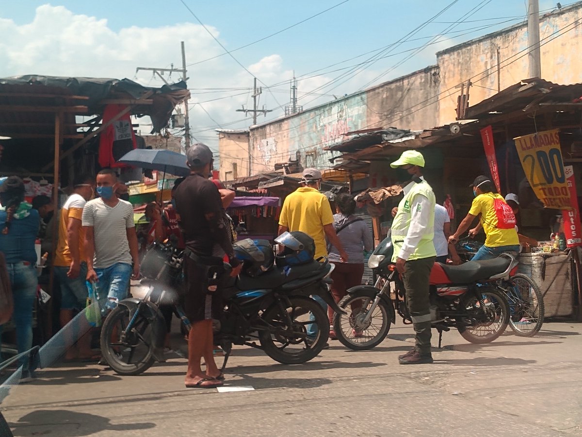 SaldarriagaSoto's tweet photo. Esta es la cuarentena de Barranquilla. Así están las calles del centro. Anunciaron 'cerco sanitario' y la gente sigue circulando a sus anchas https://t.co/dAX05ywpam
