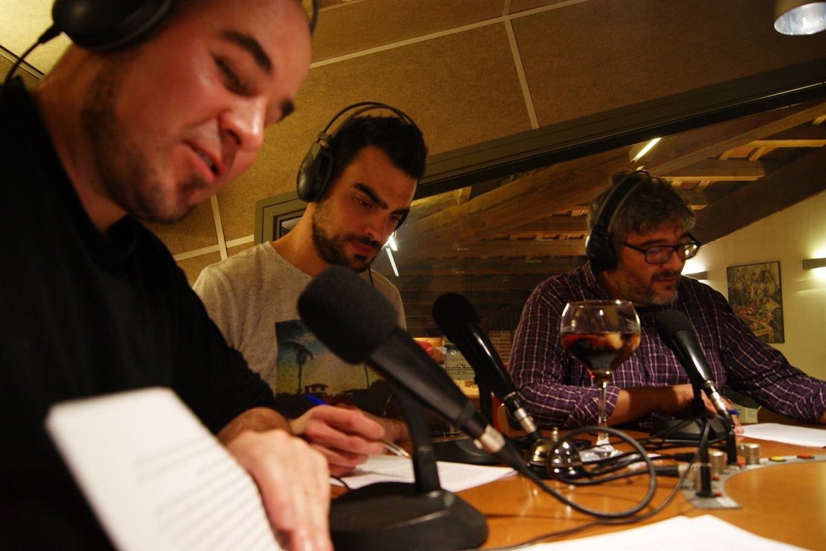 RadioManlleu's tweet photo. 😢 Els @manatisaterra s’acomiaden de Ràdio #Manlleu. Després de 8 temporades i 259 programes, aquest divendres (23h) faran el seu últim programa. Us trobarem moooolt a faltar, teniu les portes obertes de bat a bat! https://t.co/QxaYAX4SiE