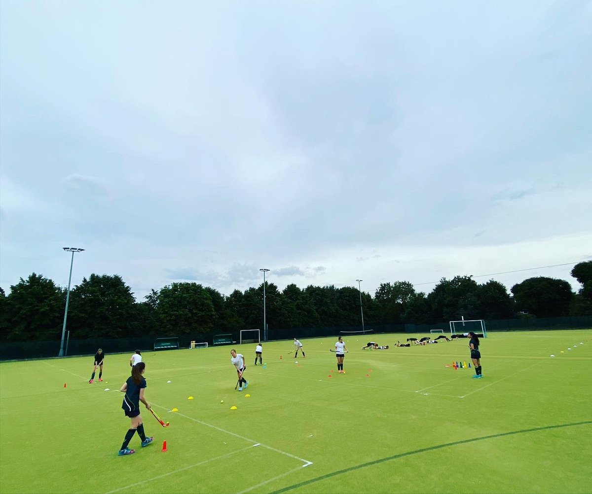 hockey_whs's tweet photo. Awesome to have our year 10’s back in today for a 🏑 session! Preparations for next season can’t start soon enough 💪🏼 #wimhockey #hockey #fieldhockey #wimbledonhigh #gdst #gdstsport @WimbledonHigh @gdstgirls https://t.co/gWupPVbzeV