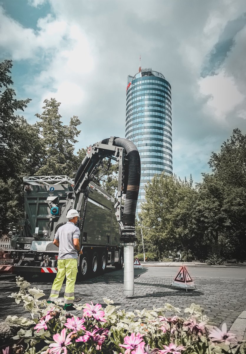Vor dem JenTower zog unser Saugbagger viele neugierige Blicke auf sich. 😎
#saugbagger #rsp #rspgmbh #suctionexcavator #civilengineering #architecture #building #city #skyscraper #urban #design #minimal #city #street #perspective #jena #thuringia #thüringen #deutschland #germany