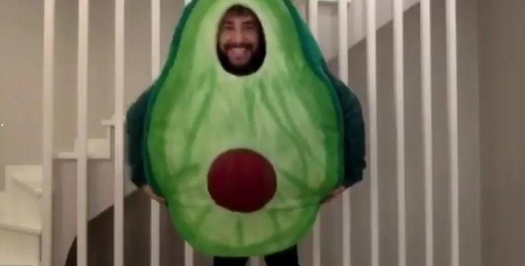 Nisa: Belki bu kez avakadonun üzerine gülücük çizer
Enis: MERHABALARR
#Survivor2020