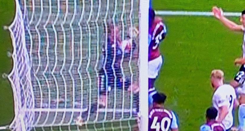 Ferdduruoha's tweet image. It took just 41 minutes to realize why we love the EPL. Controversy!