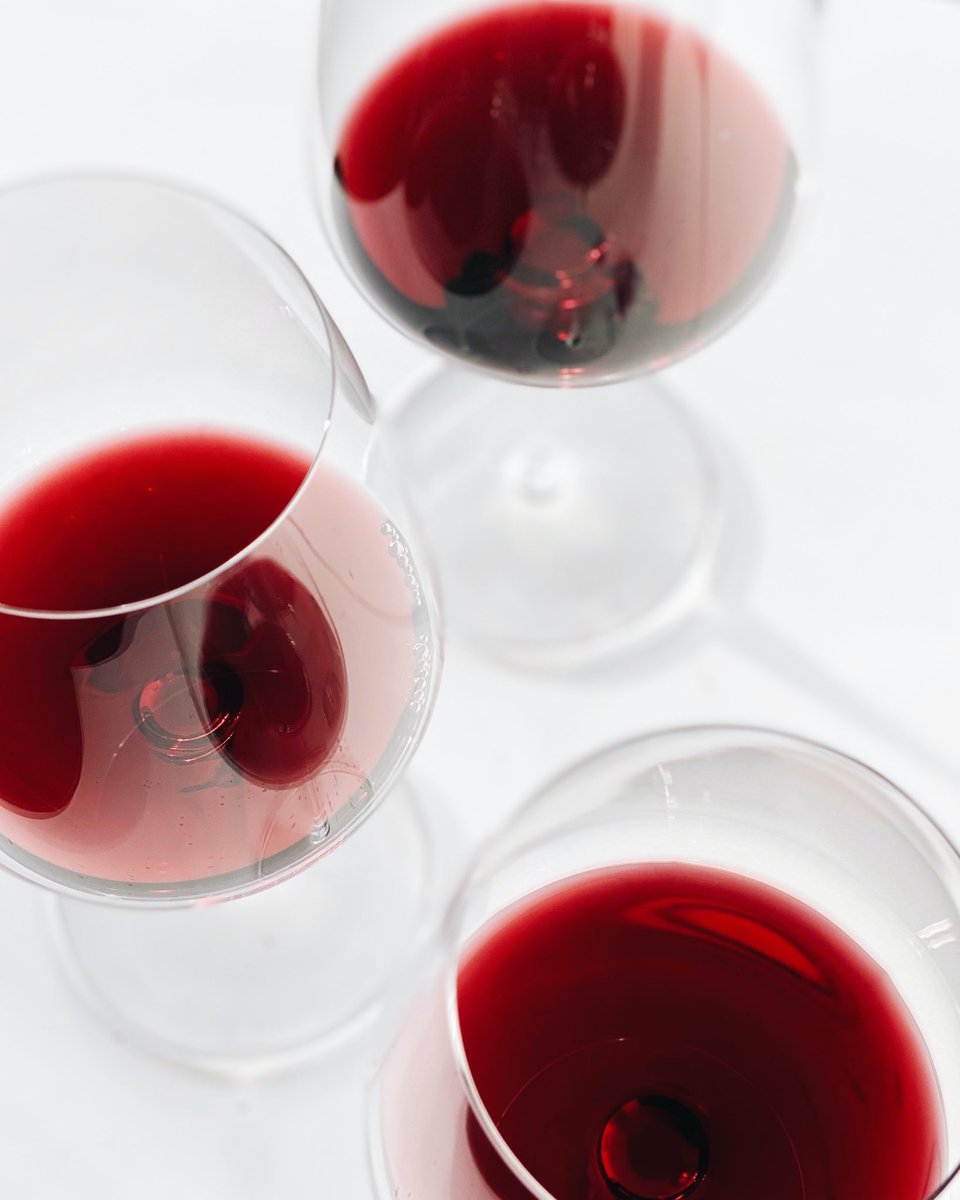 eisommelier's tweet photo. El vino de pago es aquel que se produce en una zona muy determinada de #terruño, con unas características de suelo, clima y variedades muy específicas y que hacen que estos vinos sean únicos y diferenciados.❤️ https://t.co/PkOMQevZ2U